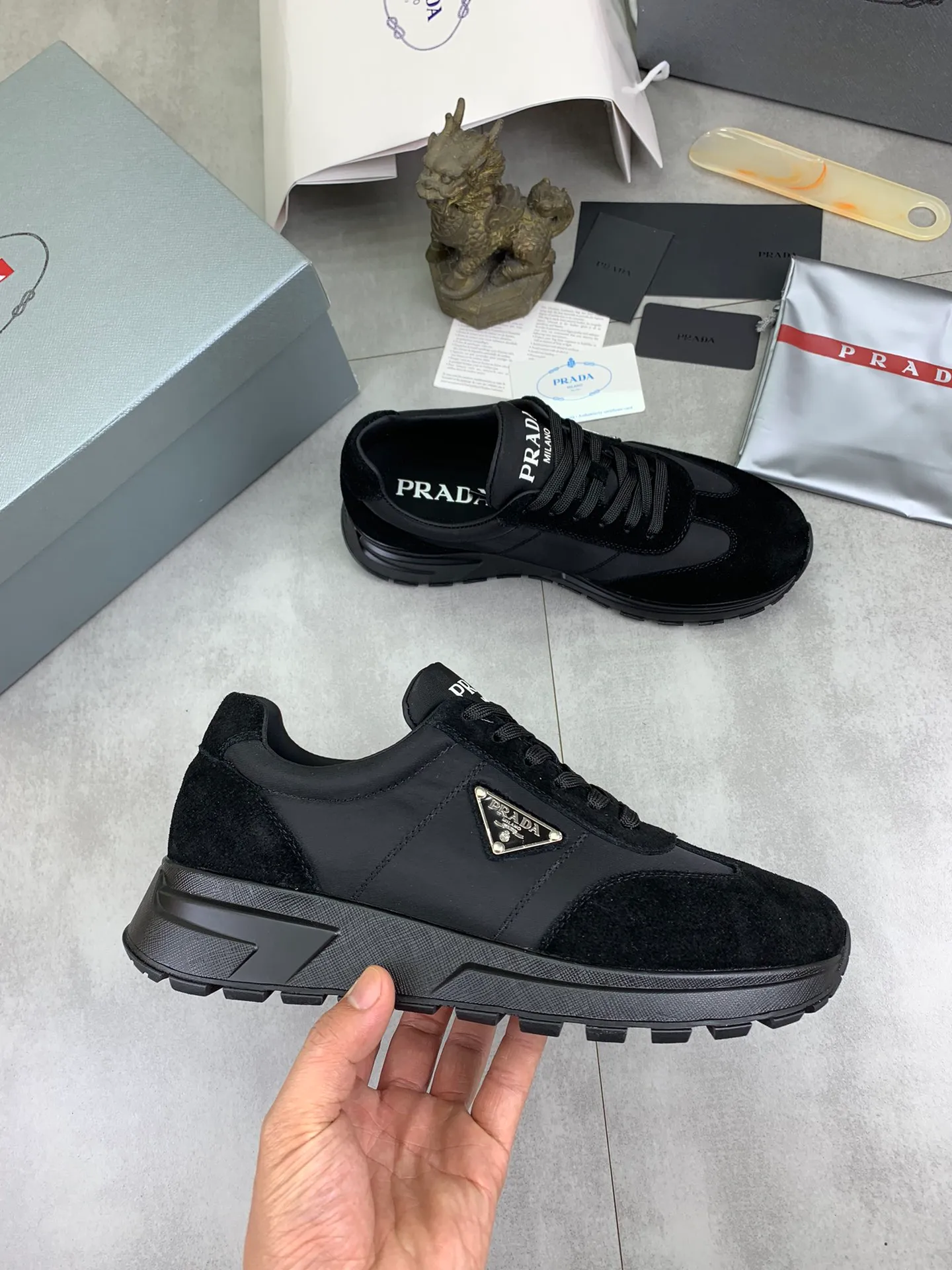 Men's shoes 💰P562💰[New model] The top version is available on the official website, 🆘 The trendy brand (PRADA) mainly promotes the popular model, avant-garde and versatile fashionable men's shoes, private version mold opening, cowhide surface splicing 1:1 replica... fashionable and simple, original imported cowhide and lining cowhide feet; the atmosphere and personality are more fashionable, eye-catching and pursuing class. It will subvert the old idea and be a must-have for fashion trendsetters with you! Must keep it for yourself! Tall and comfortable, large and low, high-end quality workmanship. Code number: 38-44 (45 customized) 4️⃣ colors available.